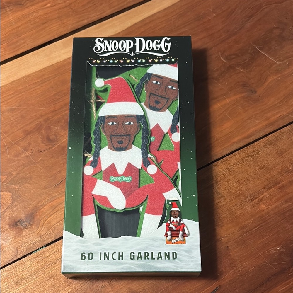 CHRISTMAS SNOOP DOGG 60 INCH GARLAND, NEW.